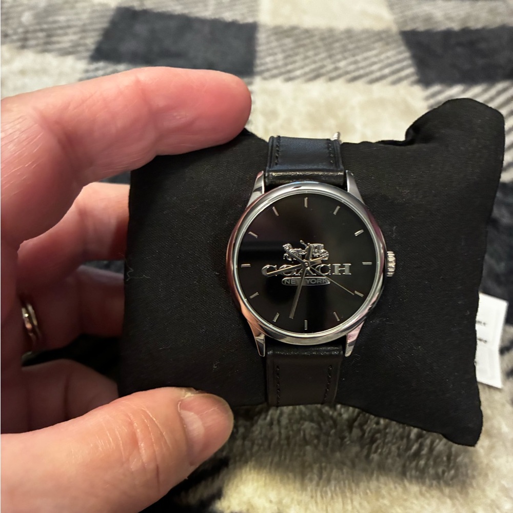 Coach Ladies (Ruby) Black Leather Strap Watch – Classic Logo Dial NIB - Picture 5 of 7
